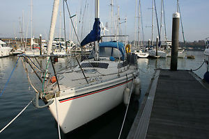 Jeanneau cruising sail boat 32 feet ready to use exceptional condition