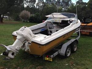 DE HAVILLAND FIBREGLASS RUNABOUT, JOHNSON MOTOR, 2001 PACIFIC REGAL BOAT TRAILER