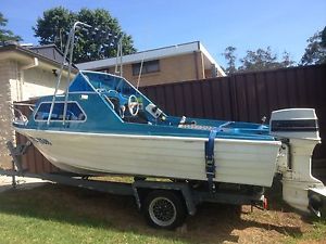 Half cabin boat NO RESERVE
