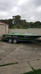 Ski boat