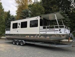 1996 Tracker Boat. Sun Tracker. Cabin Cruiser