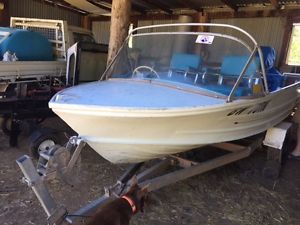 Quintrex 15 Ft Aluminium Boat/Trailer 50hp O/B + 2 New Elect. mot
