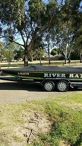 Ski boat