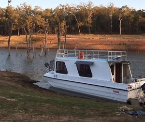 HOUSE BOAT Trailable - Live the dream!