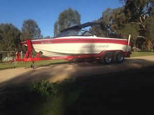 Ski boat
