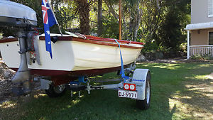 putt putt GRP classic motor boat in excellent condition