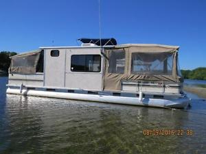 2003 Sun Tracker 32' Party Hut