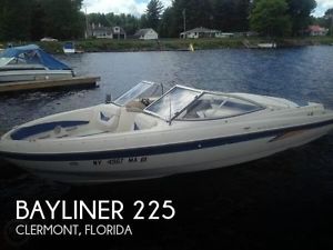 2004 Bayliner 225