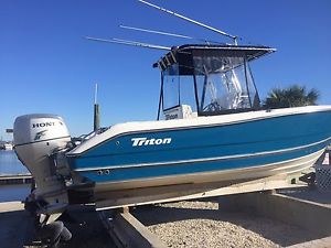 2004 Triton 2486 Center Console