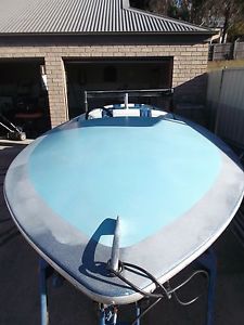 SKI BOAT 5mtr centre mount inboard 350 chev