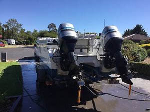 Twin Hull Centre Console Power Boat 21 ft
