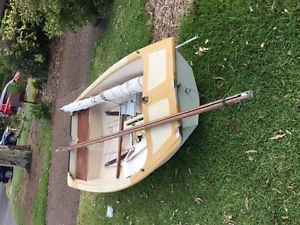 Sabot sailing dinghy