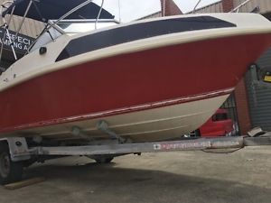 HALF CABIN FISHING SKI BOAT