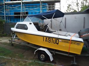 Boat 15ft half cabin