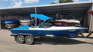 SKI BOAT HALLETT ELIMINATOR
