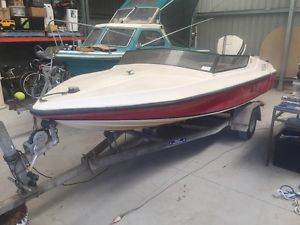 Ski boat
