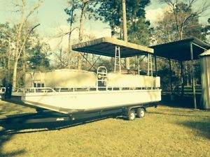 2000 Lakewind Pontoon Boat