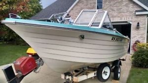 69 Classic Lapstrake Fiberglass Crestliner Buccaneer Runabout Boat