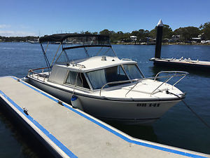 Boat Mustang Half-Cabin Cruiser