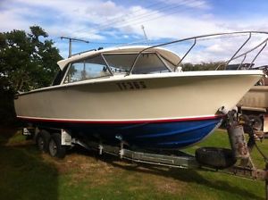 Huntsman 23 Sedan Boat