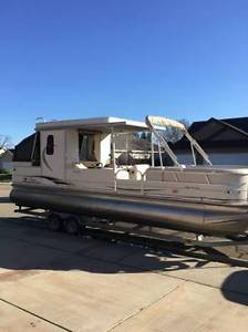 Sun Tracker Pontoon Party Hut
