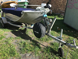 3.4M V Nose Punt Brooker, 15HP Mercury, Trailer All Rego 2009 Model Like New!