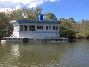 houseboat