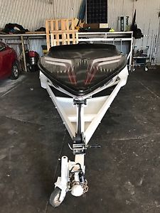 ski boat/speed boat