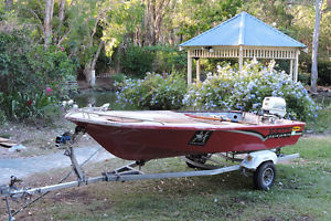 14 FOOT FIBERGLASS BOAT