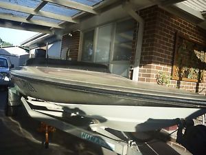 Hallett ski boat 150 merc