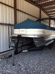 Sun Tracker Signatue Series Pontoon with Trailer