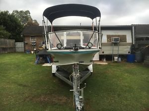 4.98 fishabout Mk11 with 60HP 04 Yamaha 4 stroke and Brookr trailer
