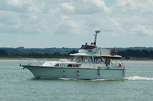 FLYBRIDGE MOTOR CRUISER BOAT. BROOM/ AQUAFIBRE 37 HULL.