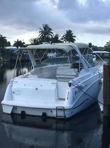 2001 Larson 29' Luxury Cruiser - Twin 5.0 MerCruiser Engines