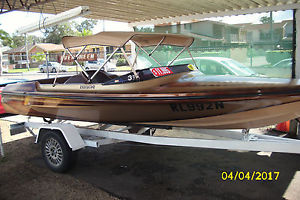 ski boat Hallett Executive 350 chev