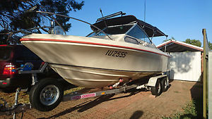 BOAT CARRABEEN REEFRUNNER 6.3 METRE REEF RUNNER 21 FOOT HALF CABIN CRUISER BOAT