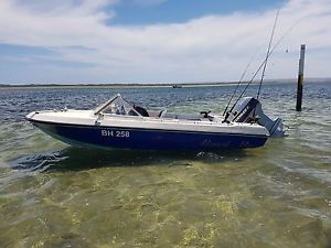 Boat - 14ft Fiberglass runaround Boat