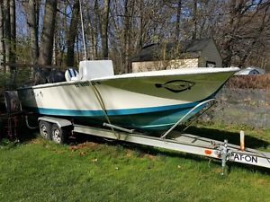 Boat '75 Seabird center console,21' outboard fiberglass, trailer, motor included