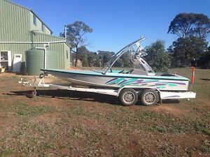 ski boat, thoroughbred racing hull