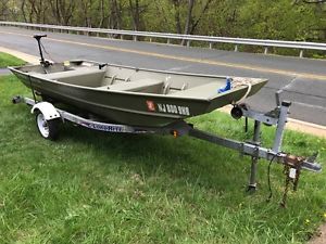 Jon Boat, 14' Green Aluminum Crestliner with LoadRite Trailer