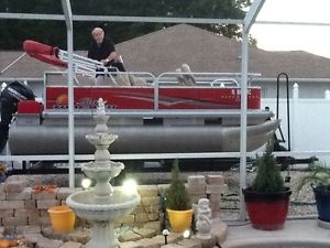 !!!!!!!!Beauitful pontoon  Sun Tracker Boat 16