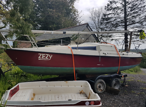 20ft Lioness sailing boat 4 berth cruiser lifting keel great first boat