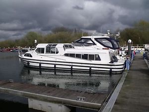 River cabin cruiser