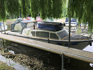 River Boat Senior 26 Cabin Cruiser